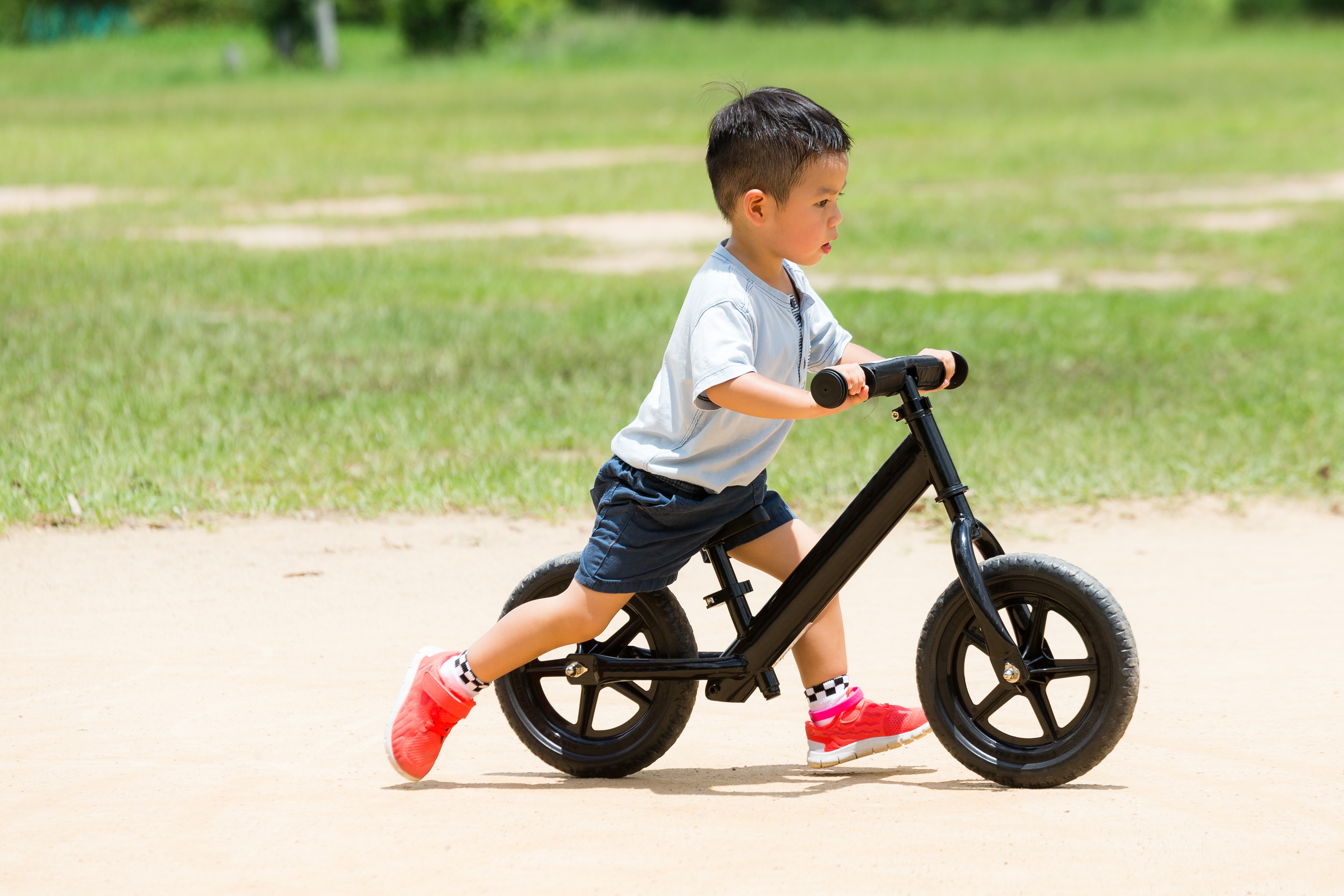 balance bike, sepeda keseimbangan anak, belajar sepeda anak, motorik kasar anak, kemandirian anak, Bunda, si Kecil